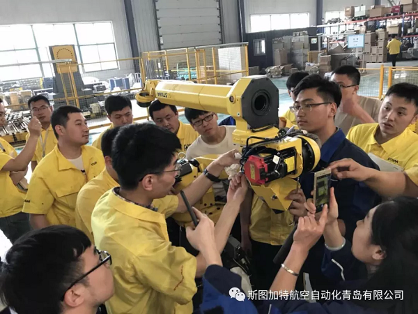 提高機(jī)器人售后服務(wù)能力，我們?cè)谛袆?dòng)！